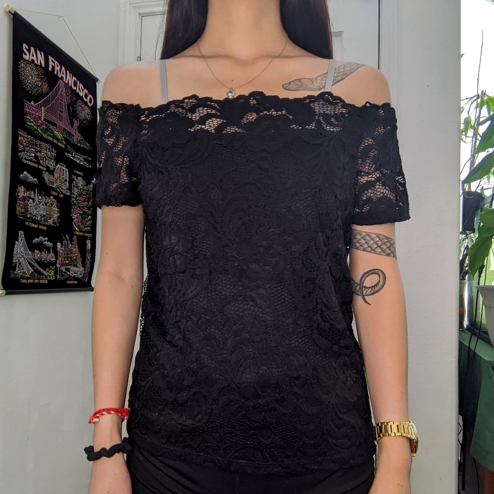 Lace floral pattern off or on the shoulder shirt